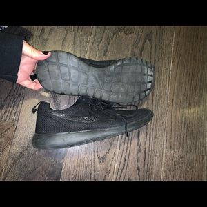 Black Nike Roshe